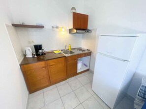 Fridge, stovetop, coffee/tea maker, toaster