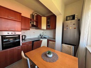 Réfrigérateur, four à micro-ondes, un four, surface de cuisson