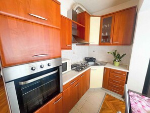 Fridge, microwave, oven, stovetop - Holiday apartment mit Meerblick (Dramalj)
