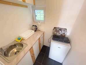 ثلاجة، موقد طهي مسطح، محمصة خبز، مستلزمات طهي/أطباق/أوعية