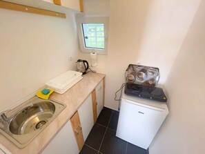 Kühlschrank, Herdplatte, Toaster, Kochgeschirr/Geschirr/Besteck