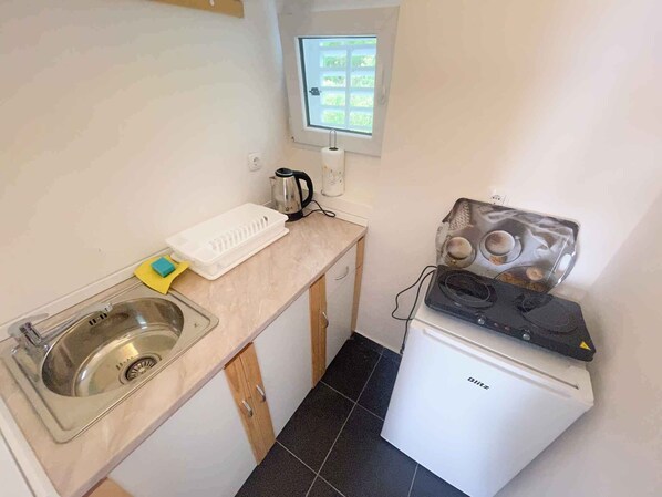 Fridge, stovetop, toaster, cookware/dishes/utensils