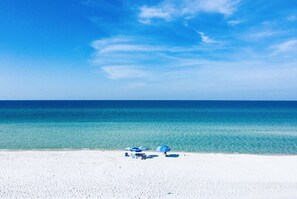 Vlak bij het strand, ligstoelen aan het strand
