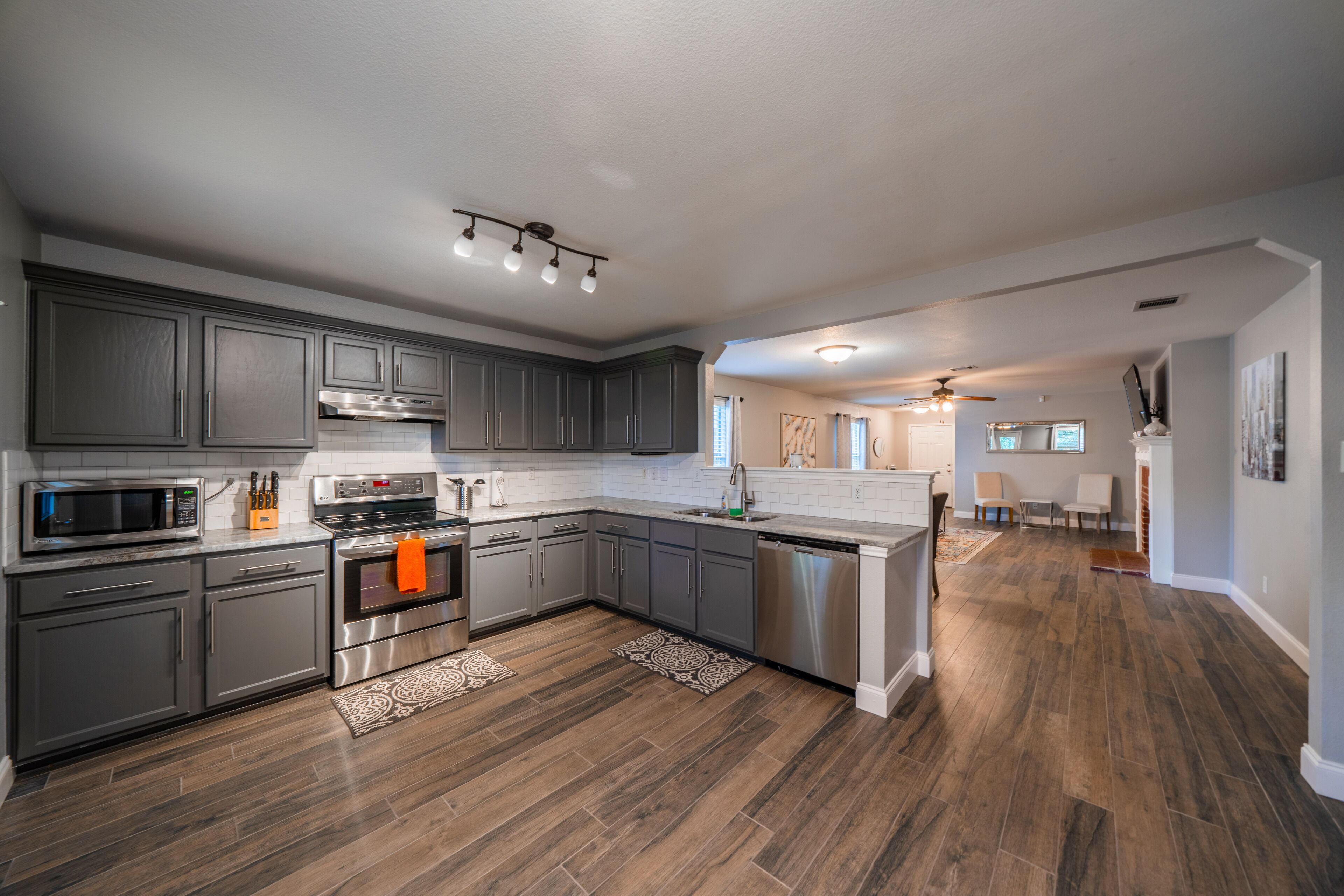REMODELED 3BR/2B; 10 MIN TO LACANTERA/RIM/ 6FLAGS