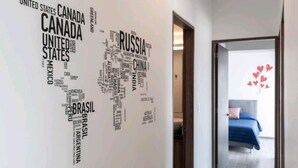 Ein Flur mit einer Wand, die eine Weltkarte aus Ländernamen zeigt.