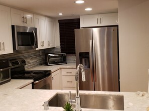 Mikrowelle, Geschirrspüler, Toaster, Eiswürfelbereiter