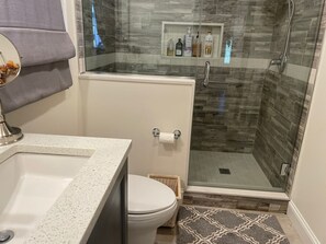 Shower, hair dryer, towels, soap - Nice and Comfortable Mastic Beach House (Mastic Beach)