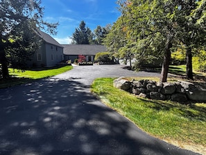 Exterior - Shaker Bear Guest House- Sleeps 6: 1 King bed, 1 Queen & 2 twins, 2 Full bath's (New London)