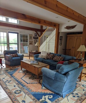 Smart TV, fireplace, books, stereo