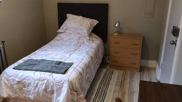 Quarto solteiro standard | Escrivaninha, Wi-Fi de cortesia, roupa de cama