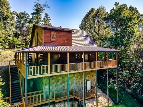 Awesome deals, King bed, Hot Tub, Private, Arcade, Real log cabin