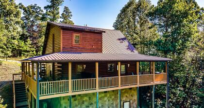 Awesome deals, King bed, Hot Tub, Private, Arcade, Real log cabin