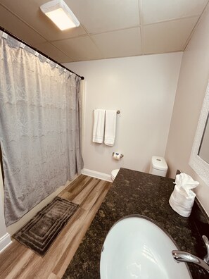 Duschwanne, Haartrockner, Handtücher, Toilettenpapier