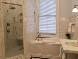 Deluxe-Doppelzimmer | Badezimmer | Kostenlose Toilettenartikel, Haartrockner, Handtücher, Seife