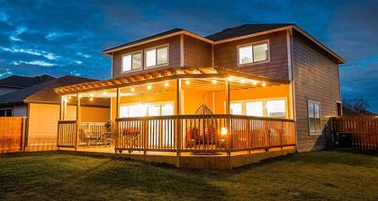 Cozy 3BR Retreat w/Amazing Outdoor Deck Near Randolph AFB & JBSA Ft. Sam Houston
