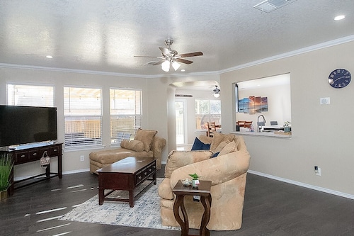 Cozy 3BR Retreat w/Amazing Outdoor Deck Near Randolph AFB & JBSA Ft. Sam Houston