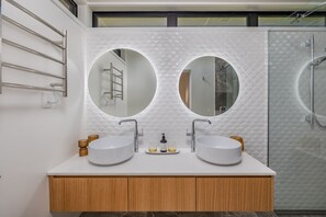 Een douche, een haardroger, handdoeken, zeep