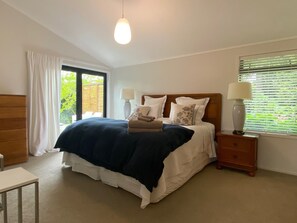 2 bedrooms, desk, iron/ironing board, free WiFi - Beluga - Self contained accommodation (Kerikeri)