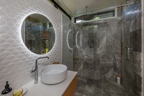 Shower, hair dryer, towels, soap - Beluga - Self contained accommodation (Kerikeri)