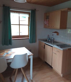 Kühlschrank, Mikrowelle, Wasserkocher mit Kaffee-/Teezubehör, Toaster