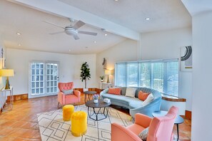 Téléviseur connecté, foyer, table de baby-foot, livres