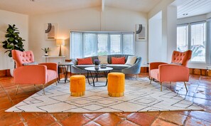 Téléviseur connecté, foyer, table de baby-foot, livres