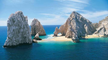 Sulla spiaggia, lettini da mare, teli da spiaggia