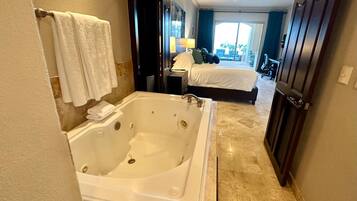 2 bedrooms, in-room safe, desk, iron/ironing board