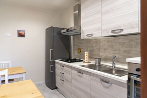 Refrigerador, horno, parrilla de estufa y cafetera y tetera 