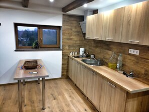 Kjøleskap, mikrobølgeovn, ovn og kokeplater