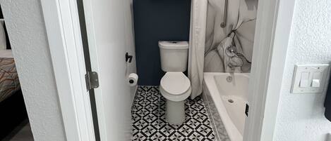 Un bany compacte amb vàter, rentapel i plat de dutxa.