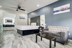 Down duvets, individually decorated, individually furnished, desk - Grand Villa Inn Galleria (Houston)