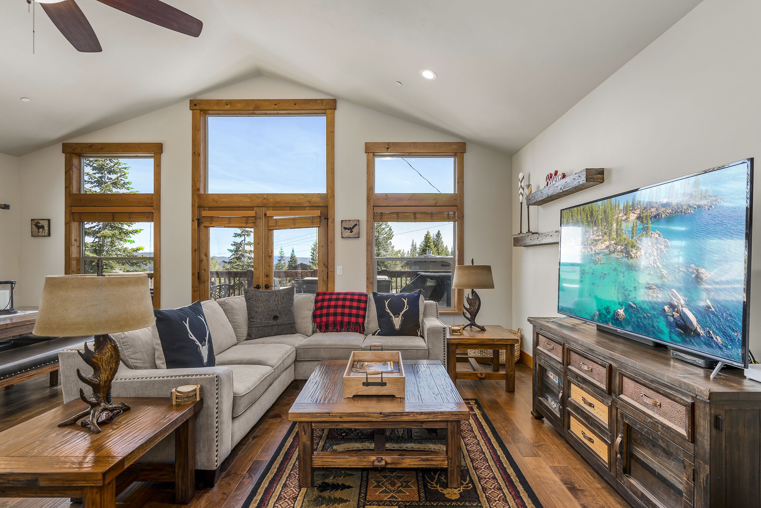 Mountain View Family Lodge in Tahoe Donner,VIEWS,5 minutes from Ski ranch