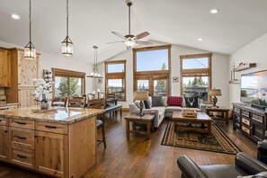 Smart TV, fireplace - Family Retreat | Mountain View, 2King Suites, Desk, Near Trails & Rec Center (Truckee)