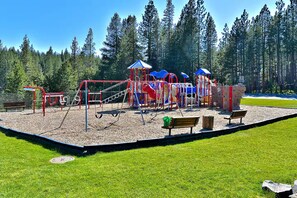 Children's area - Family Retreat | Mountain View, 2King Suites, Desk, Near Trails & Rec Center (Truckee)