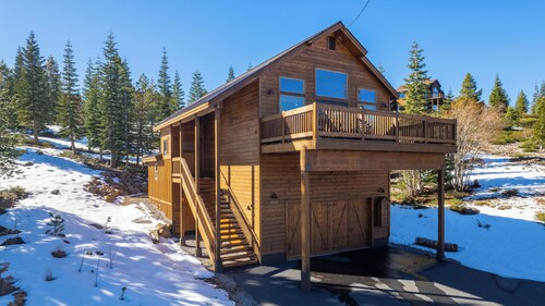 Tahoe Donner Modern Lodge | Fireplace, Near Ski Resort, Shared Hot Tub