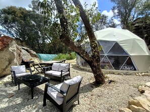 Outdoor dining - Dome Solar Studio Escape <br>Set in native forest high in the Blue Mountains. Enjoy (Mount Victoria)
