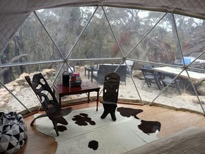 Outdoor dining - Dome Solar Studio Escape <br>Set in native forest high in the Blue Mountains. Enjoy (Mount Victoria)