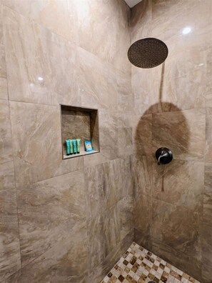 Een douche, een haardroger, handdoeken, zeep