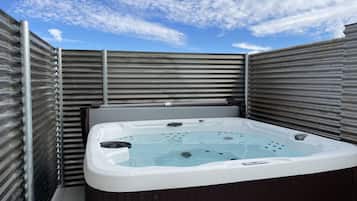 Banyera d'hidromassatge a l'aire lliure