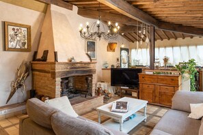 A cozy living room with a fireplace, a television, and comfortable seating. - Villa in Colle Di Val D’elsa with 7 bedrooms sleeps 14 (Colle di Val d'Elsa)