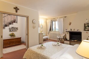 7 Schlafzimmer, Schreibtisch, BĂŒgeleisen/BĂŒgelbrett, Reisekinderbett