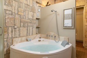 Ensemble douche/baignoire, baignoire à jets, sèche-cheveux, bidet