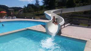 Ein Schwimmbecken mit Wasserrutsche.