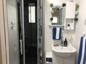 Shower, hair dryer, towels, soap - The Cwtch - Cosy Home, with Breakfast Basket (Little Hartley)