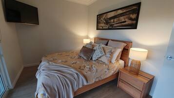2 bedrooms, iron/ironing board, travel cot, free WiFi