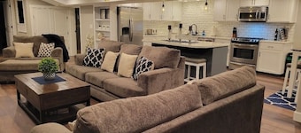 Entire Guest Unit - Cool Canby Crib-Full Basement