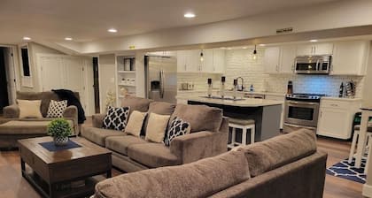 Entire Guest Unit - Cool Canby Crib-Full Basement