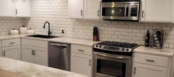 Entire Guest Unit - Cool Canby Crib-Full Basement