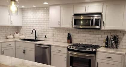 Entire Guest Unit - Cool Canby Crib-Full Basement